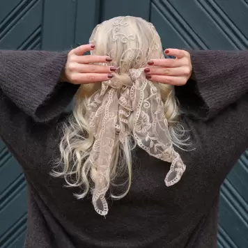 By Stær - Blondetørklæde Hirse, Beige By Stær - Blondetørklæde Hirse, Beige