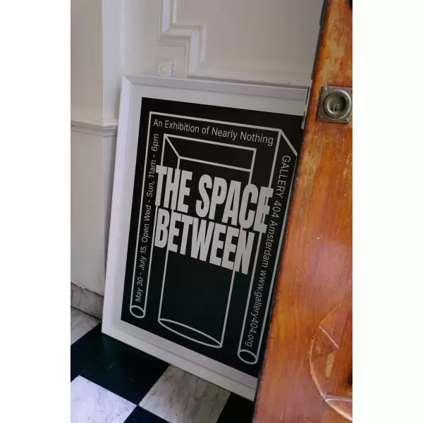 HK living - Indrammet plakat, Between Space 87*118 - Hent selv