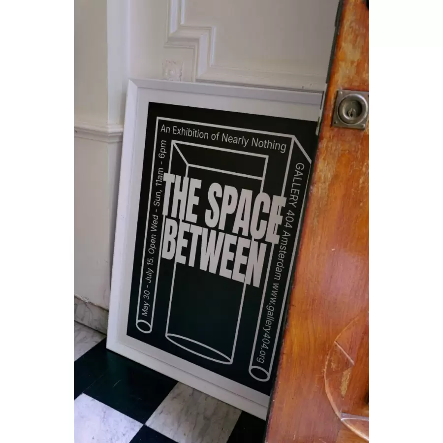 HK living - Indrammet plakat, Between Space 87*118 - Hent selv