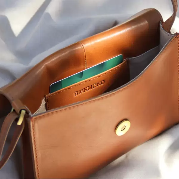 Birkmond - Lille Skuldertaske Eden, Cognac Birkmond - Lille Skuldertaske Eden, Cognac